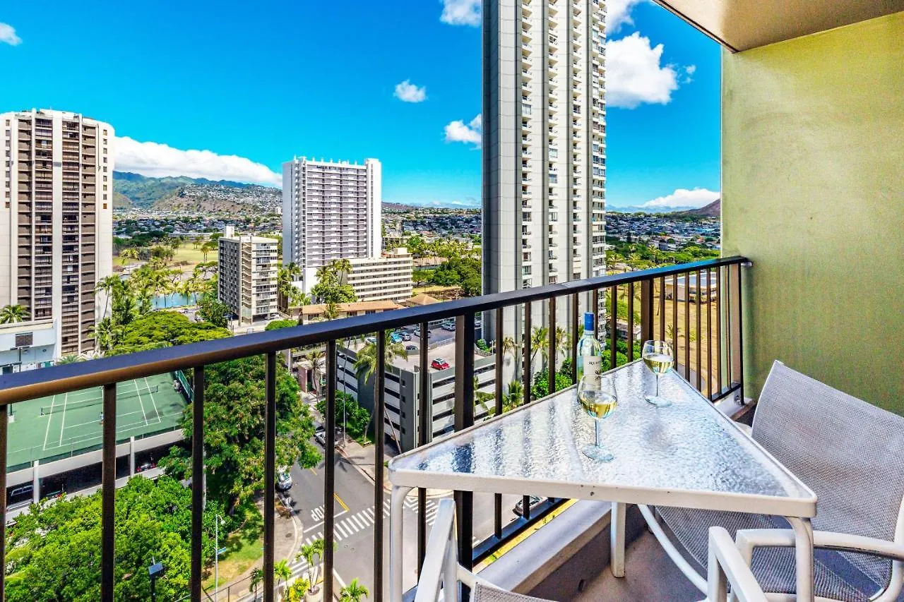 Mountain Views & Steps To Beach - Free Parking! Honolulu