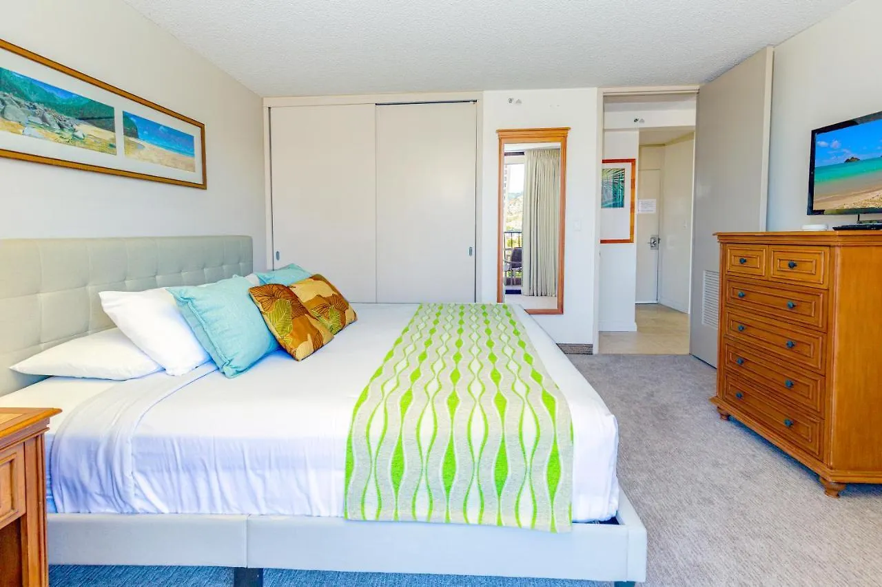 Mountain Views & Steps To Beach - Free Parking! Honolulu 0*,