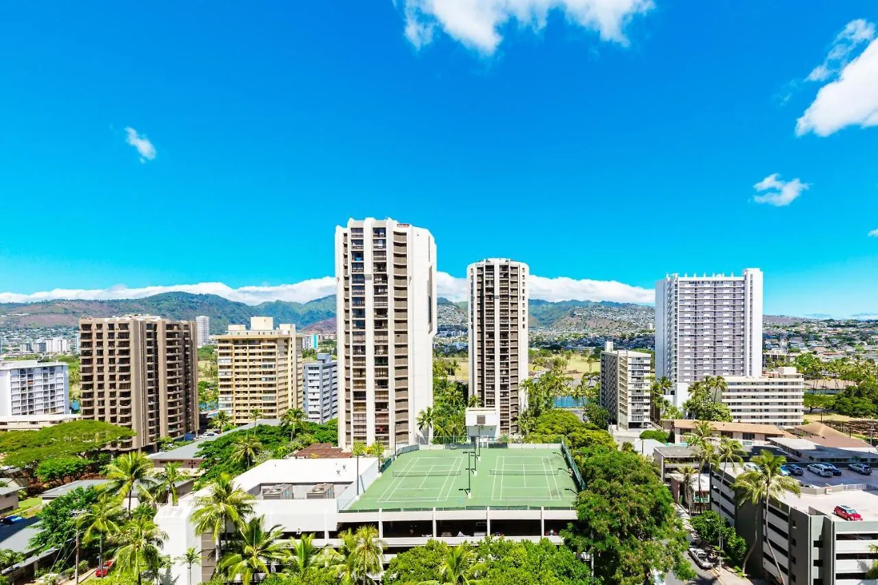 Mountain Views & Steps To Beach - Free Parking! Honolulu