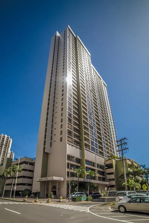 Mountain Views & Steps To Beach - Free Parking! Honolulu